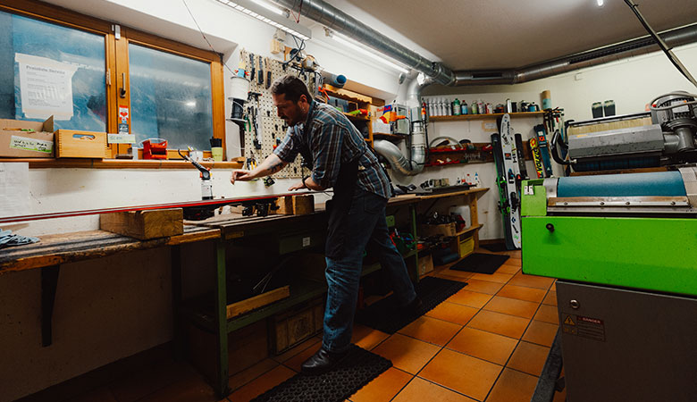 Skiservice in der Werkstatt der Skischule Sprenzel